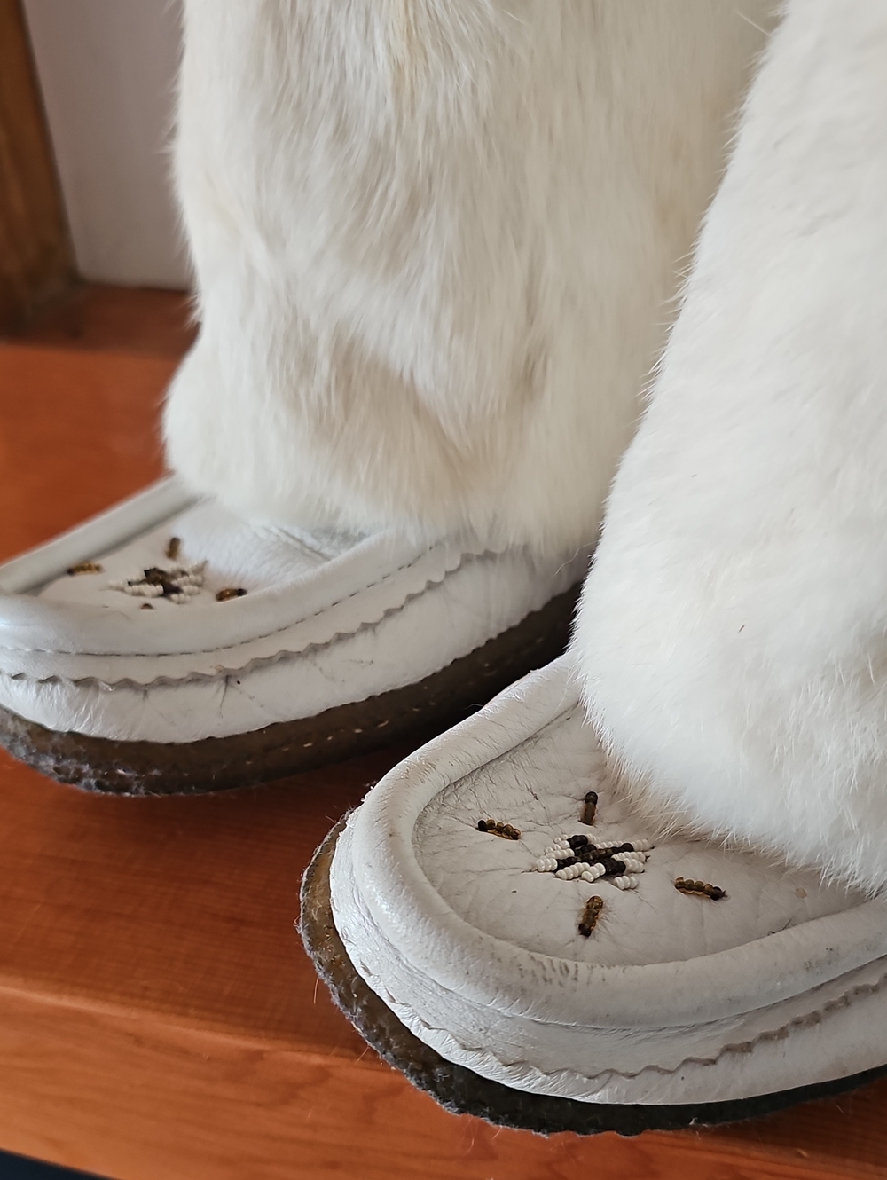 Vintage First Nations Beaded Moccasin Boots - Size 8 - Picture 5 of 10